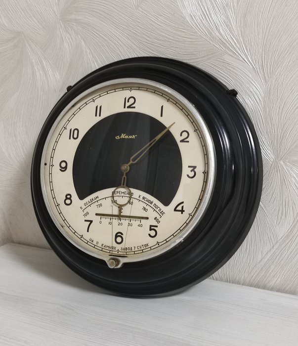 Ceas de perete - Ceas de perete Far fabricat in URSS. Cu termometru si barometru. - bachelită - 1960-1970