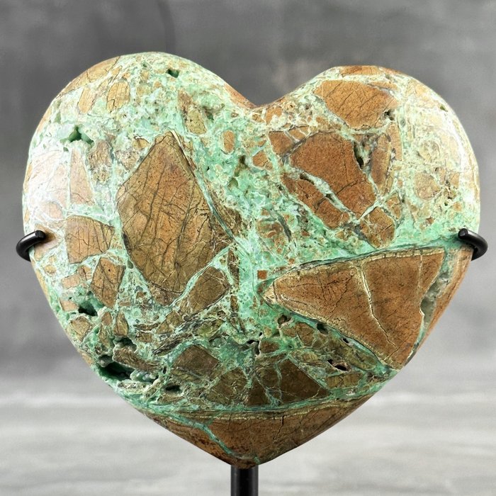 SIN PRECIO DE RESERVA - Maravillosa forma de corazón de smithsonita verde con soporte - Corazón - Altura: 14 cm - Ancho: 11 cm- 900 g - (1)