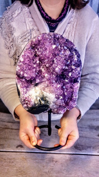 大号4.4公斤 基座上的紫水晶晶簇簇 - 高度: 32 cm - 宽度: 18 cm- 4413 g