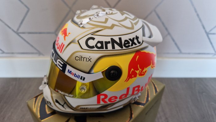 Red Bull Racing - Max Verstappen - 2022 - Helm im Maßstab 1/2 