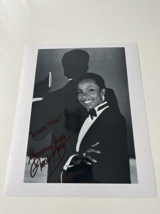 James Bond 007: Licence to Kill, Gladys Knight handsigned photo with b´bc holographic COA