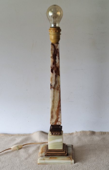 Lampa (1) - Wysoki, ciężki obelisk z podstawą lampy - Żyłkowany marmur