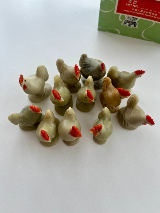 小雕像 - Hand-carved jade stone roosters in original packaging from The People's Republic of China -  (12) - 玉