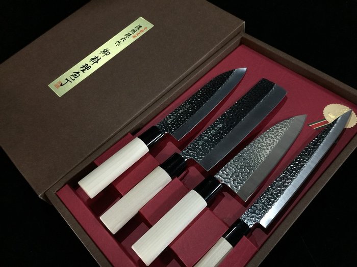 Set of 4 / 孫六 MAGOROKU 梨地仕上げ Satin Finish / 三得 SANTOKU 菜切 NAKIRI 出刃 DEBA 柳刃 YANAGIBA - Table knife (4) - Japanese Kitchen knife - Steel, Wood