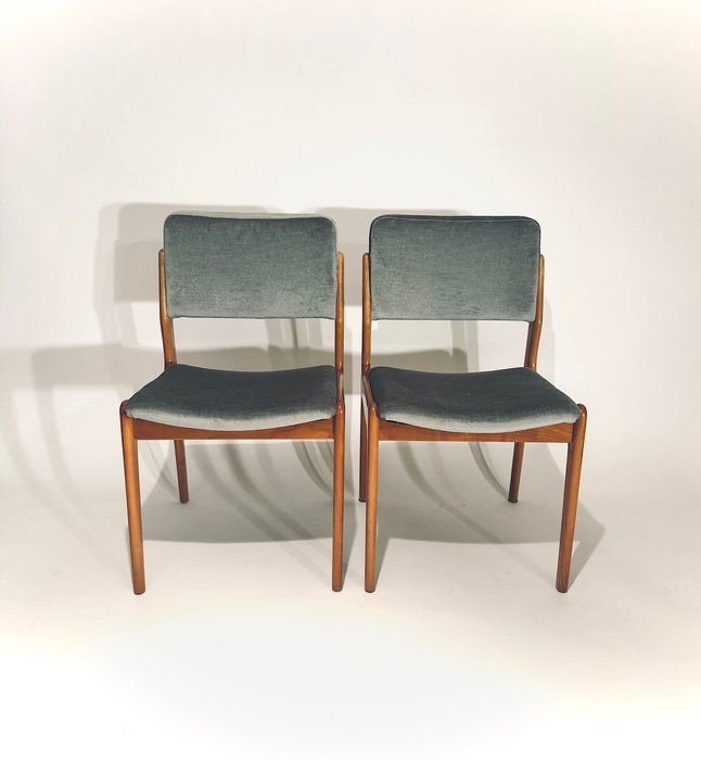 椅 - 中世紀椅子 - 兩張中世紀的軟墊餐椅