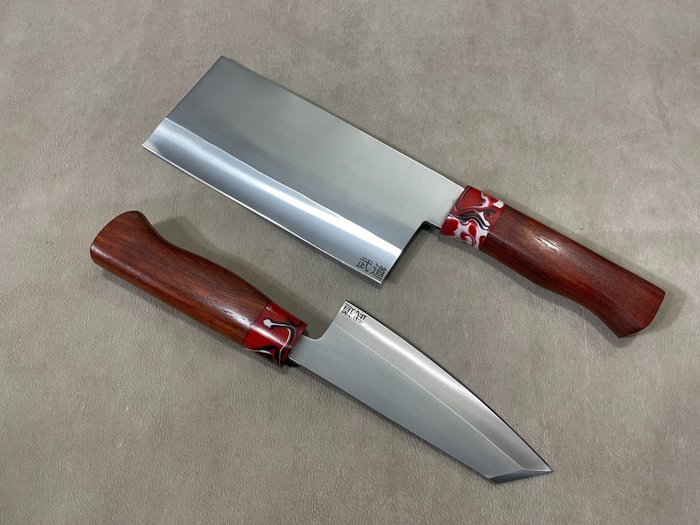 Bordskniv uppsättning (2) - Set med japanska professionella hack- och småkockknivar - D2 handtag i stål, rosenträ och harts
