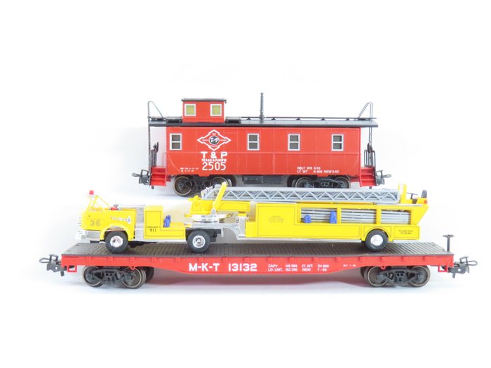 Märklin H0 - 4580 - Modellbahn-Güterwagenset (1) - 2-teiliges Wagenset „Texas“ mit Schwerlastwagen, Feuerwehrauto und Begleitwagen - Texas & Pacific