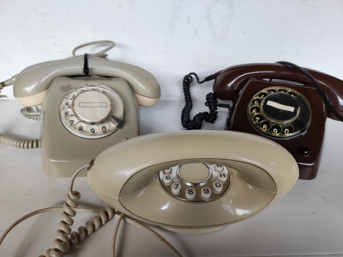 Analoges Telefon - Plastik, Drei Vintage-Telefone