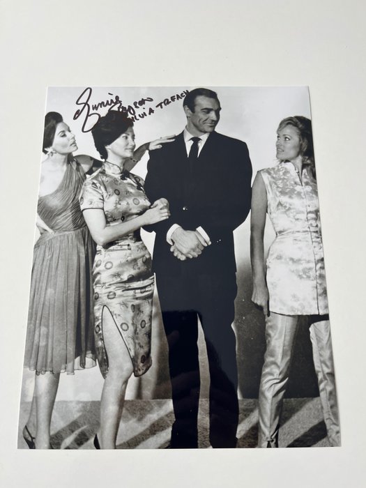 James Bond 007: Dr. No - Eunice Gayson(+) as "Sylvia Trench" handsigned photo  with b´bc holographic COA