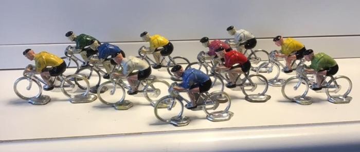 Brand Unknown - Miniature figure - Set van 11 figuren cyclist en wielrenners coureurs -  (11) - Plastic