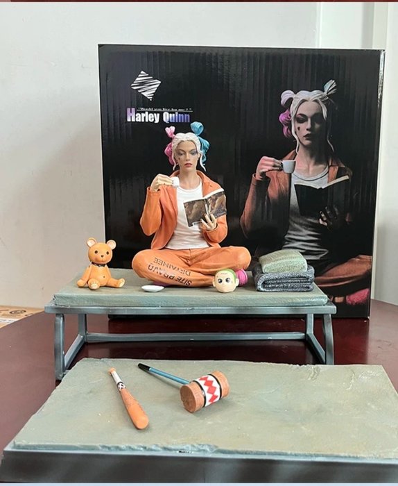 onbekend - 塑像, Harley quinn in prison. - 29 cm - PVC