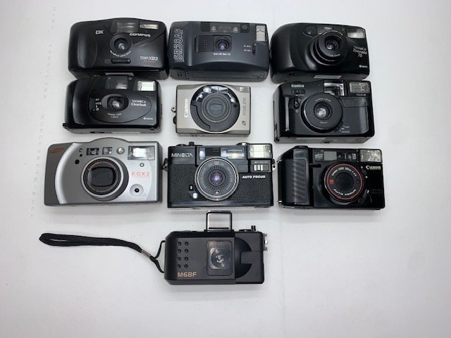 Canon, Konica, Minolta, Olympus, Ricoh, Samsung, Yashica Lot van 10 camera’s Analóg fényképezőgép