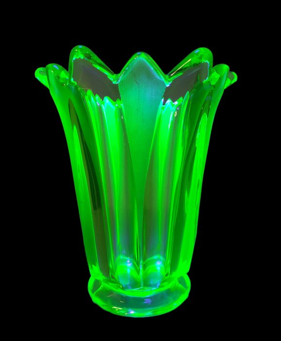 花瓶 (1) -  缎面装饰艺术花瓶  - 铀玻璃