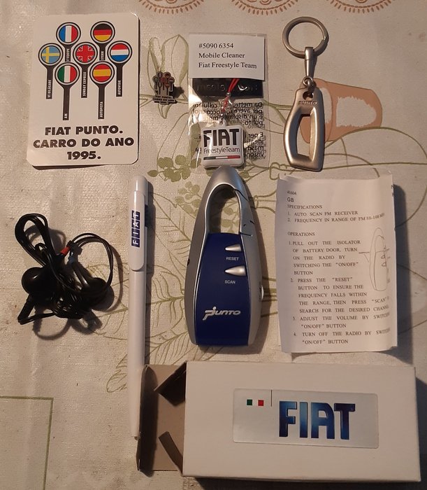 Radiokarabinkrok, kulepenn, nøkkelring, lommekalender og nål Årets Punto-bil og "Mobil - Fiat - Punto - 1995