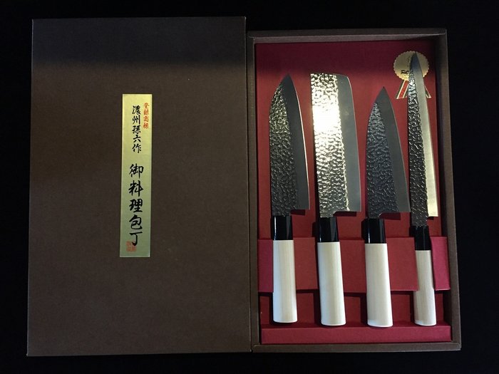 Set of 4 / 孫六 MAGOROKU 梨地仕上げ Satin Finish / 三得 SANTOKU 菜切 NAKIRI 出刃 DEBA 柳刃 YANAGIBA - Τραπεζομάχαιρο (4) - Ιαπωνικό μαχαίρι κουζίνας - Ξύλο, Χάλυβας