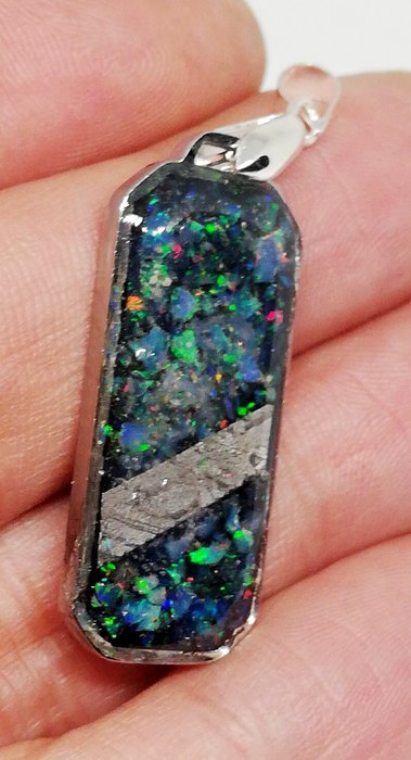 Prächtiger Meteorit-Anhänger aus Aletai und Welo-Opal. Eisenmeteorit - 8.14 g