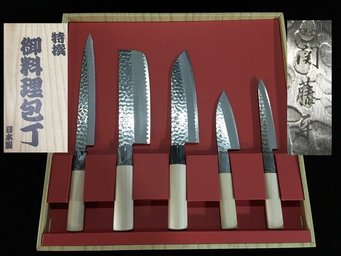 Set of 5 / 関藤平 SEKI TOBEI 梨地仕上げ Satin Finish / 柳刃 YANAGIBA 三得 SANTOKU 菜切 NAKIRI 小出刃 KODEBA ペティ PETTY - Table knife (5) - Japanese Kitchen knife - Steel, Wood