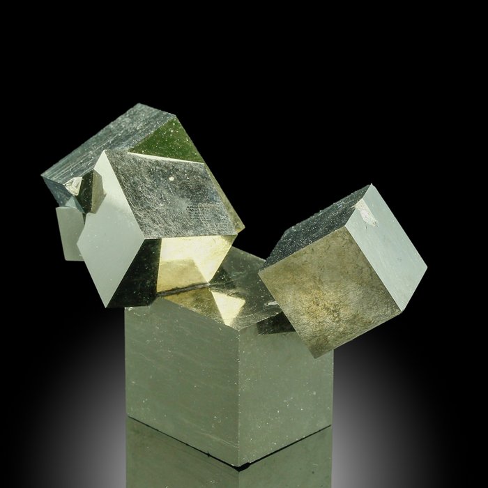 Jó minőség! Pirit kristályfürt - Magasság: 4.4 cm - Szélesség: 5.7 cm- 96 g