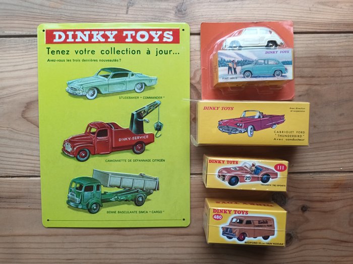 Atlas-Dinky Toys 1:43 - 5 - Modellauto - Ford, Bedford, Triumph & Fiat + metalen reclamebord "Dinky Toys" - diverse kleuren - neu