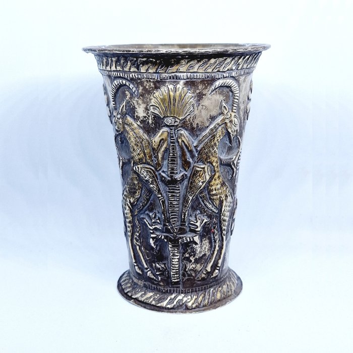 粟特、丝绸之路文化 银 仪式杯与山羊棕榈树和鲜花 - 140 mm