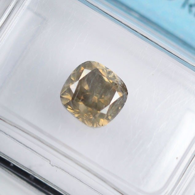 钻石 - 1.62 ct - 枕形 - 淡彩褐带黄 - I1 内含一级