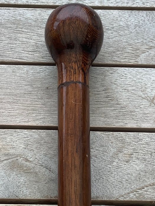 Baston - cu mâner din lemn