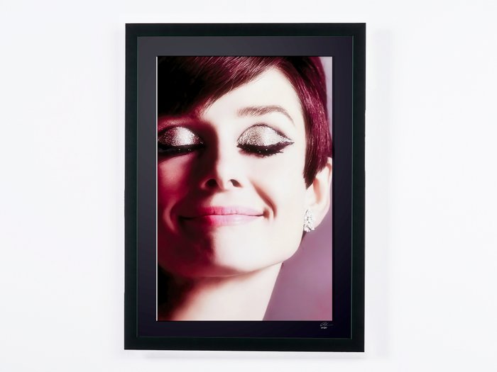 Audrey Hepburn - Portrait - Fine Art Photography - Luxury Wooden Framed 70X50 cm - Limited Edition Nr 01 of 30 - Serial ID 16964 - Original Certificate (COA), Hologram Logo Editor and QR Code