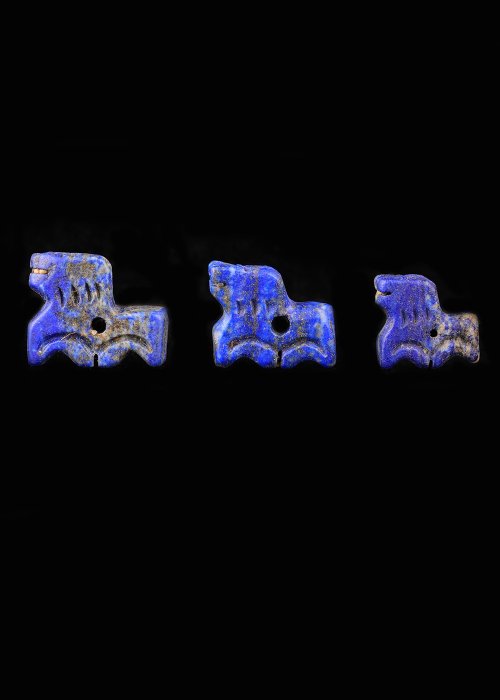Nærøstlige Lapis Lazuli Zoomorphic Amuletic Bead Group (3)