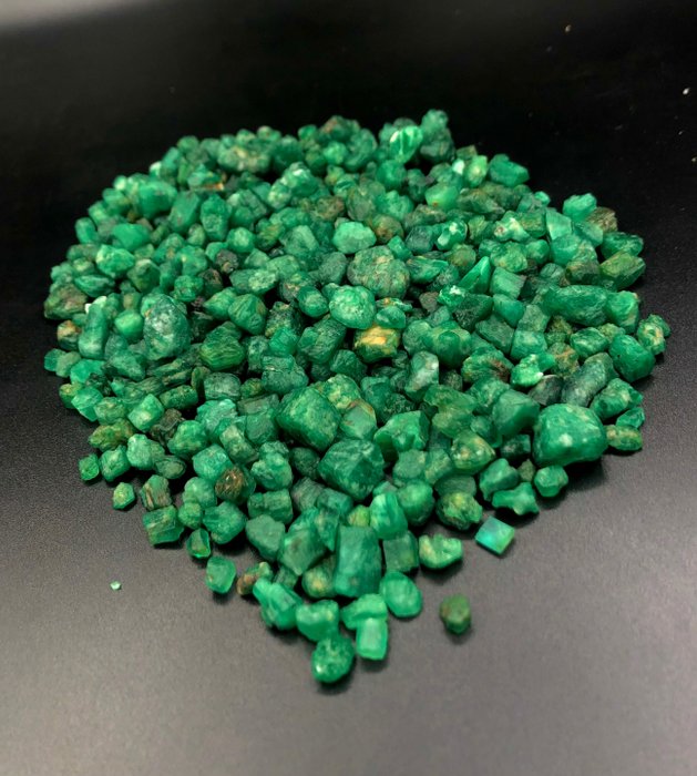 Rohes Smaragd-Lot, Smaragdkristalle, Rohmineralien roh- 222 g