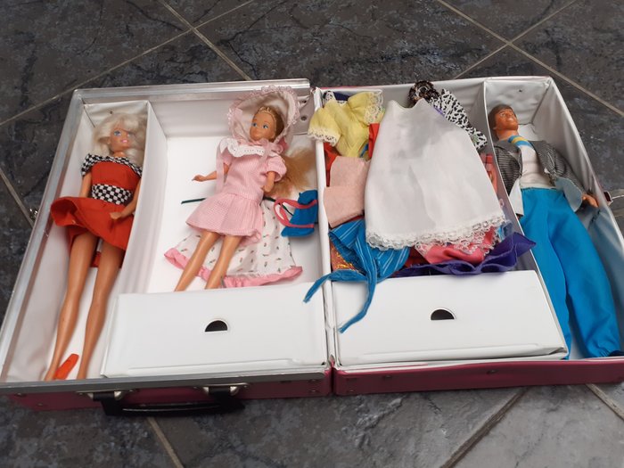 Mattel  - Doll 3 Dolls and Suitcase with Accessories and Clothing