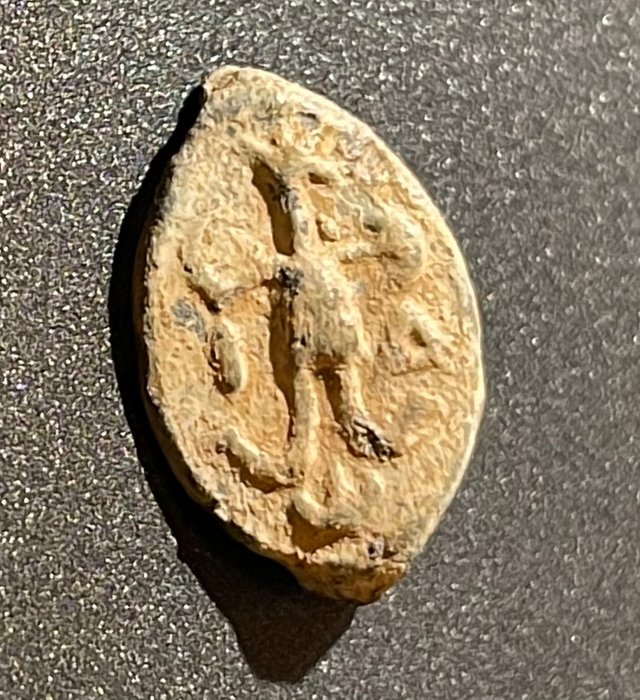 Roma antica Piombo Amuleto gnostico con l'immagine di Abraxas con iscrizione retrograda ABRA XAC su due righe sul lato