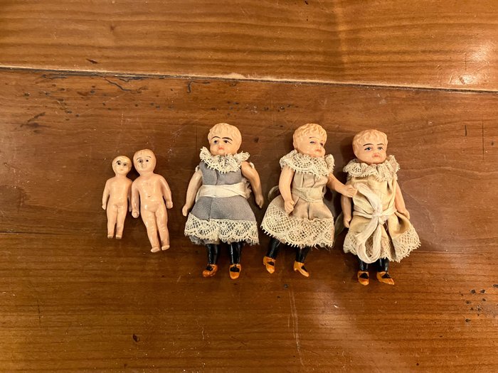 a.o. Minerva  - Dukke 5 Small Dolls