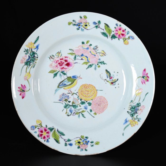 Teller - Assiette en porcelaine aux émaux de la Famille Rose à décor d'oiseaux et fleurs - 