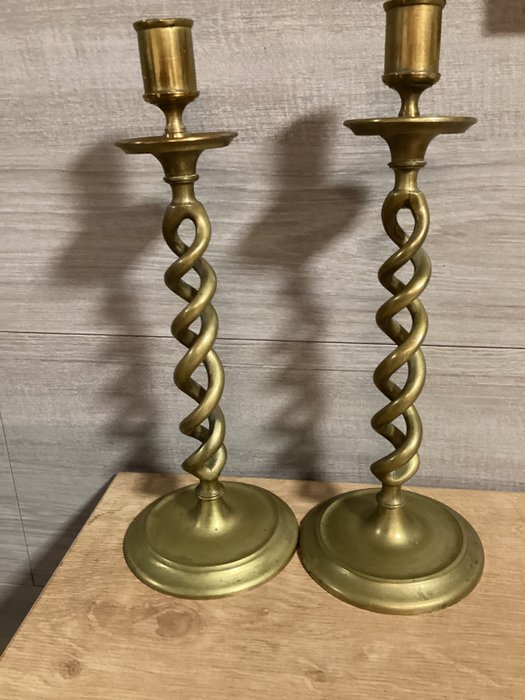 Messing - antieke spiraalvormige kandelaars - 燭台 燭台 - (2) - 黃銅