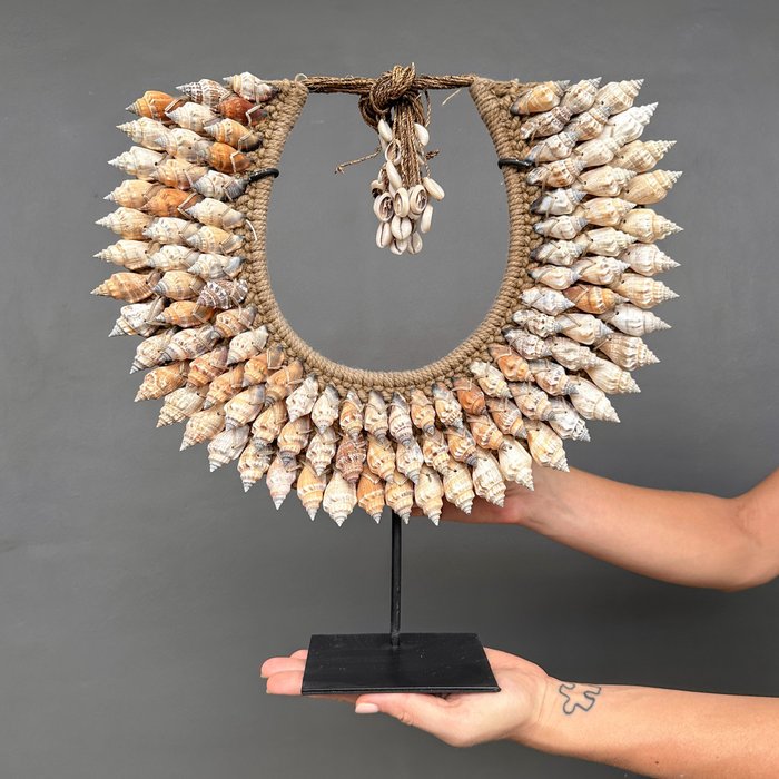 Ornamento decorativo (1) - NO RESERVE PRICE - SN8 - Decorative Shell Necklace on a Custom Stand - Conchiglie color terra e fibre naturali - Indonesia