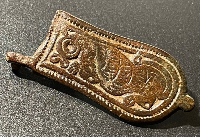 拜占庭帝國 青銅色 舌形帶扣，飾有迷人拜占庭風格的獅子圖案。奧地利出口