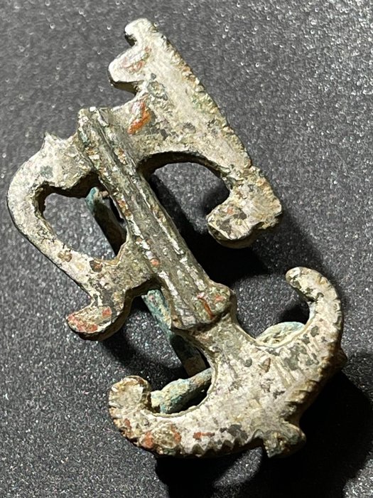 Antigua Roma Bronce Tipo de broche intacto y raro con importantes símbolos navales: proa y ancla. Con un austriaco