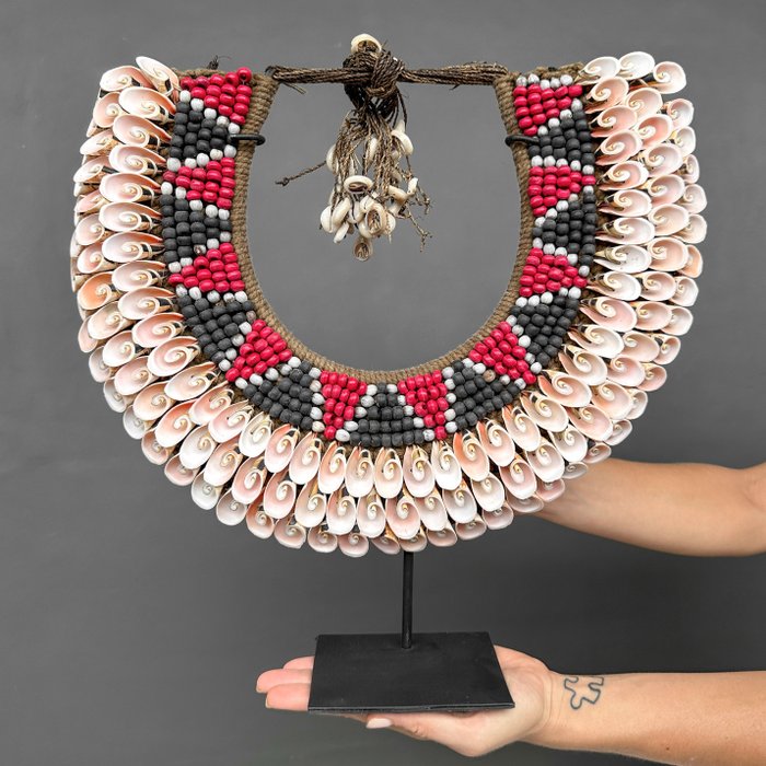 Decoratief ornament (1) - NO RESERVE PRICE - SN2 - Decorative Shell Necklace on a Custom Stand - Gesneden roze schelpen en kralen geweven op natuurlijke vezels - Indonesië