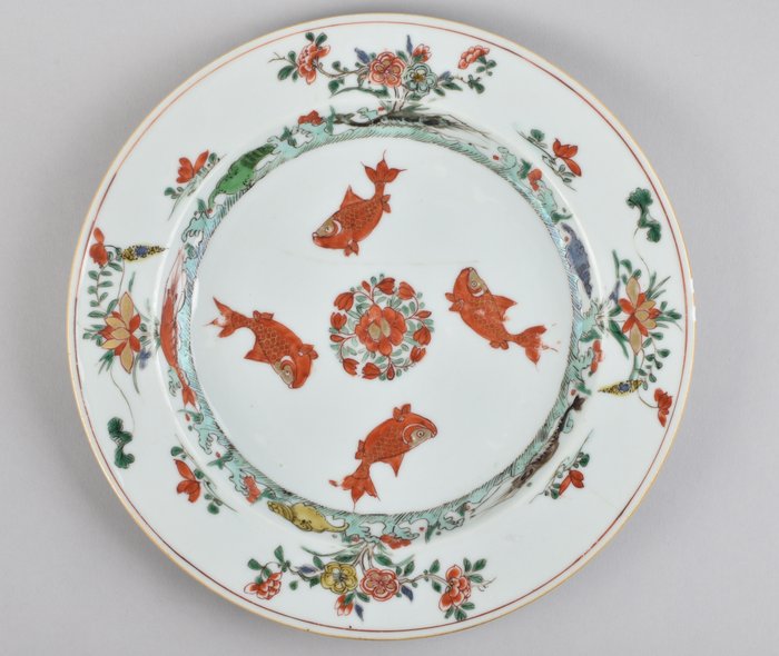 Teller - UNUSUAL CHINESE FAMILLE VERTE PLATE DECORATED WITH CARPS, CONCHS, SHRIMPS - Porzellan