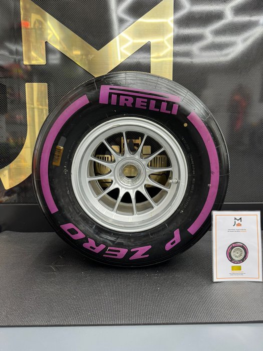 Komplettes Rad mit Reifen - Pirelli - Tire complete on wheel