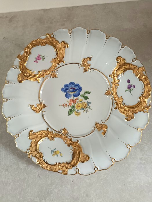 Meissen - 成套餐具 (1) - 帶有花卉和金色裝飾的盤子 - 瓷器