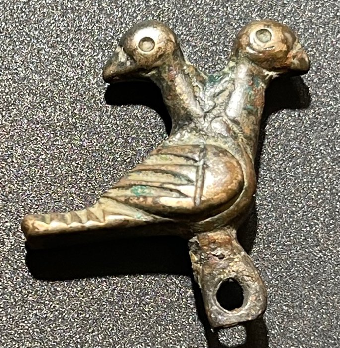 后罗马时期／拜占庭早期 黄铜色 极为罕见的双头鸽形护身符吊坠。重要的早期基督教象征。和