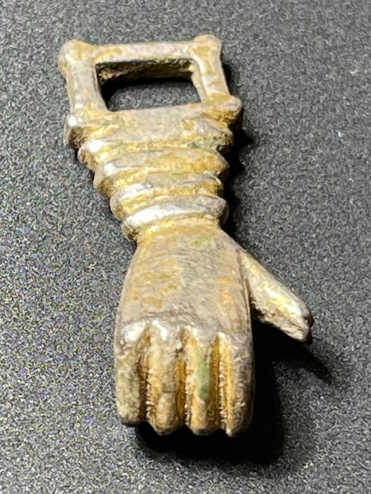 Middelalder, Korsfarernes Æra Forgyldt sølv Nysgerrig amulet formet som en hånd i en knyttet hånd, klar til at holde et sværd. Med en østriger
