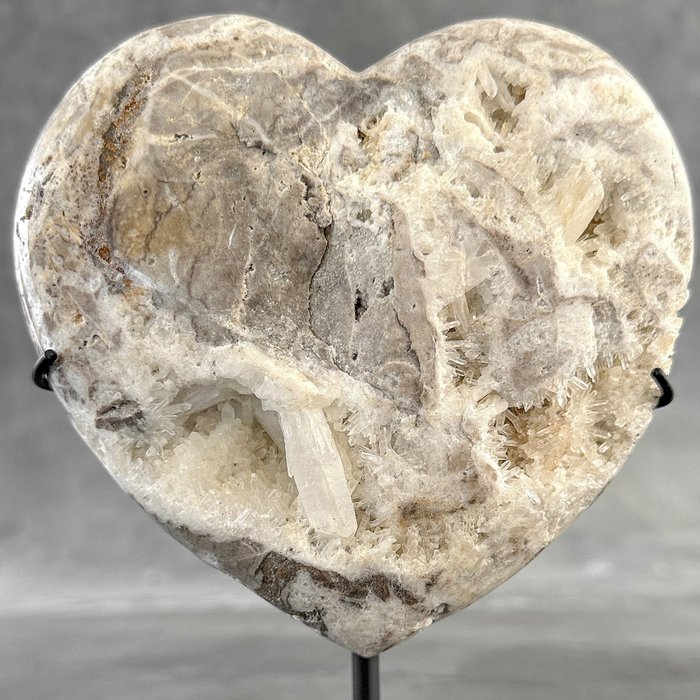 FĂRĂ PRET DE REZERVĂ - Minunat Crystal Quartz În formă de inimă pe un suport personalizat - Înălțime: 19 cm - Lățime: 13 cm- 2200 g - (1)
