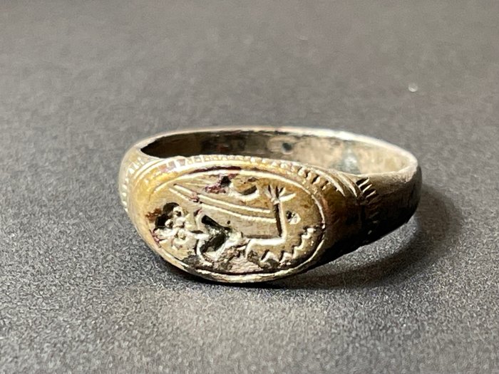 Middeleeuwen, kruisvaardersperiode Zilver Uitstekende ring met een interessant beeld van een slang die een zeepaardje aanvalt in zeer abstract