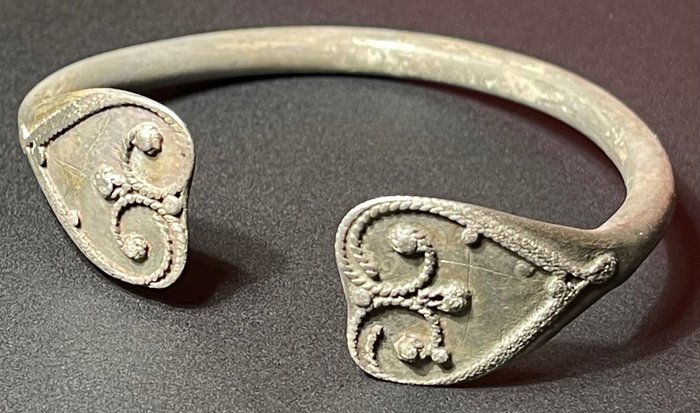 维京时代 银 独特的大型手链，带有装饰精美的端子。拥有奥地利出口许可证。