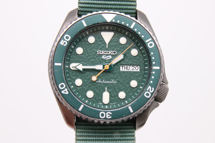 Seiko - 5 - Bez ceny minimalnej
 - SRPD77K Avocado Automatic Sports Watch - Mężczyzna - 2011-obecnie