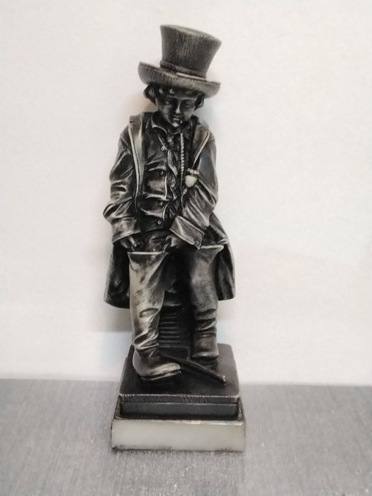 Prof. Giuseppe Bessi - Skulptur, Jonge heer met hoed en laarzen pauserend - 26 cm - Harz