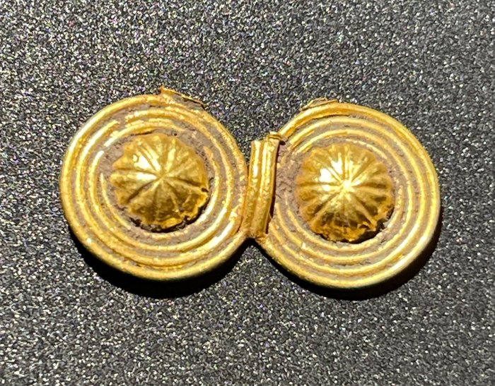 Età del ferro Oro Ciondolo-amuleto riccamente ornato a forma di due scudi in rilievo. Con licenza di esportazione