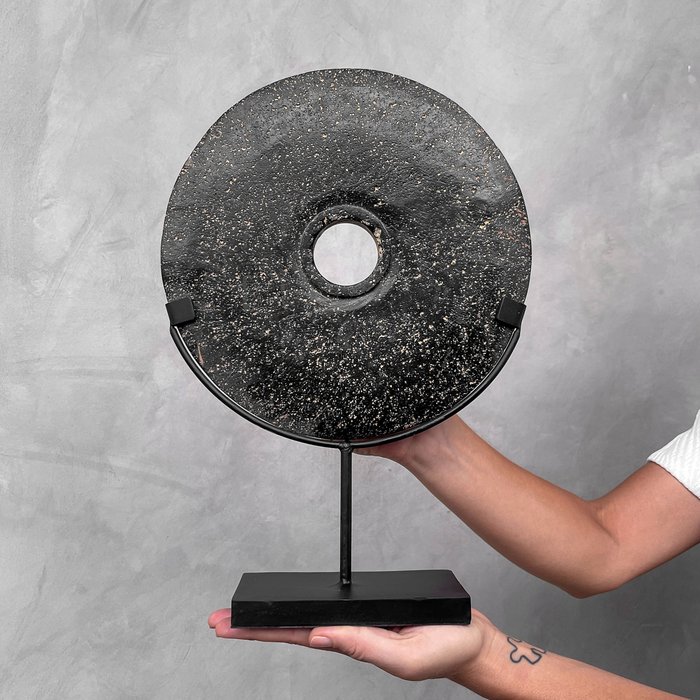 Koriste-esine (1) - NO RESERVE PRICE - Decorative Stone disc on a custom stand - Lava Stone - Indonesia